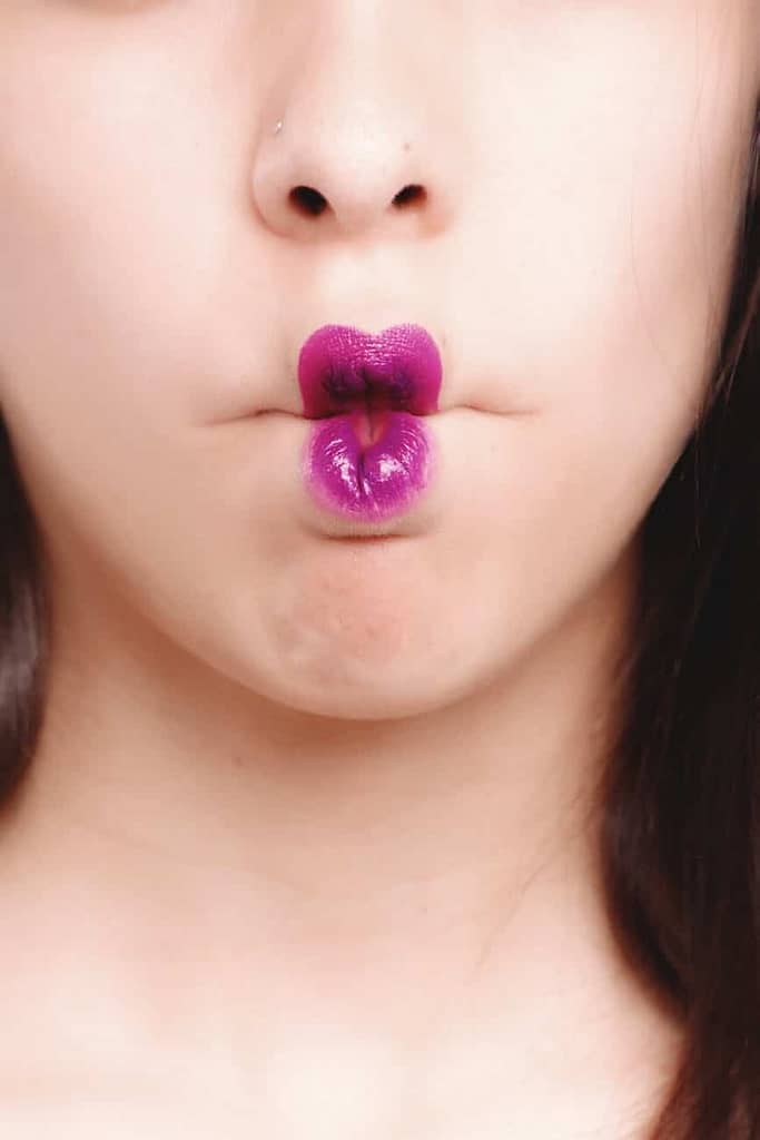 purse one's lips